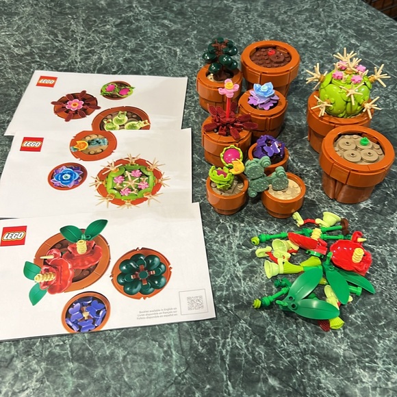 Lego succulents set. 9 potted plants already assembled with instructions. - Picture 2 of 2